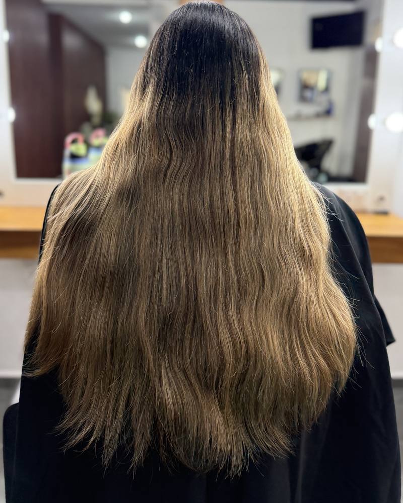 Antes: cabello largo castaño con puntas desgastadas